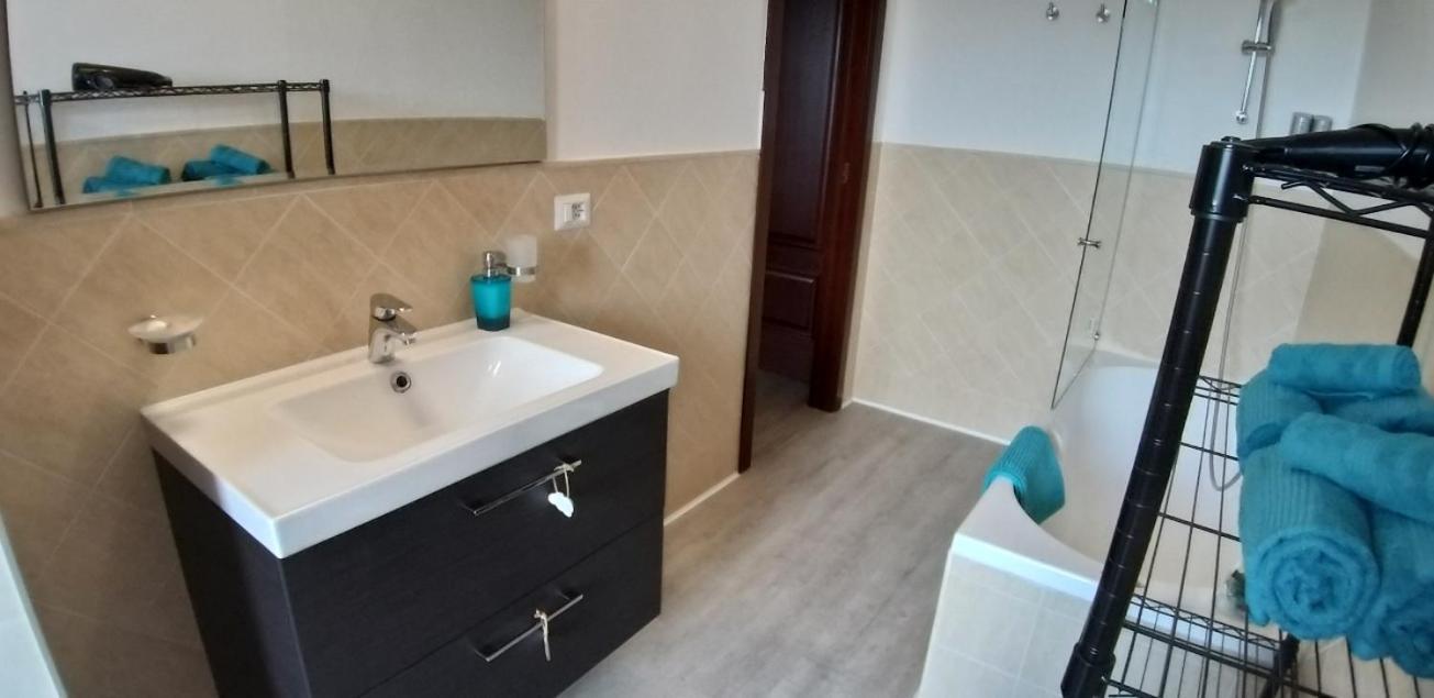 Casa Rosy - Stanza Privata Con Bagno Esclusivo E Parcheggio Gratuito Apartment Порто Торес Екстериор снимка